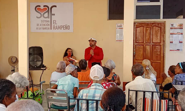 La Peña del SAF "El Rampeño" regaló una tarde de música, baile y caldosa a los abuelos de Plaza